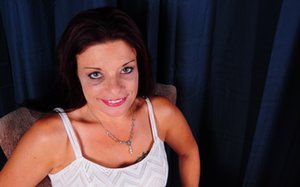 Mature NL offers a free picture gallery with attractive female demonstrating amazing shape